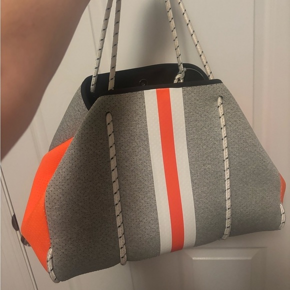 Haute Shore Greyson Lounge Tote & Pouch - Picture 3 of 5